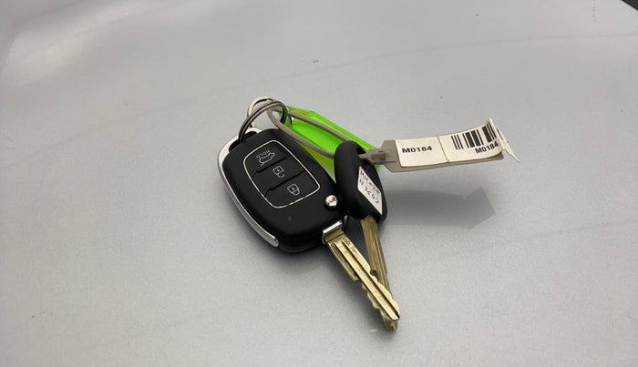 2021 Hyundai VENUE S 1.2, Petrol, Manual, 28,406 km, Key Close Up