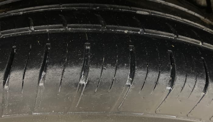 2014 Mahindra XUV500 W8, Diesel, Manual, 1,03,541 km, Right Rear Tyre Tread