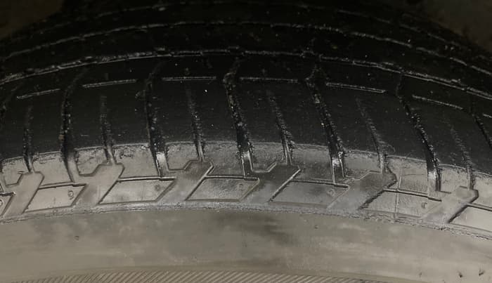 2014 Mahindra XUV500 W8, Diesel, Manual, 1,03,541 km, Right Front Tyre Tread