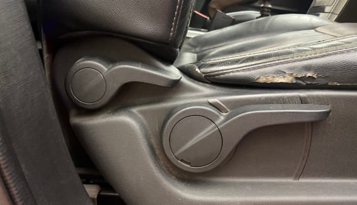 2014 Mahindra XUV500 W8, Diesel, Manual, 1,03,541 km, Driver Side Adjustment Panel