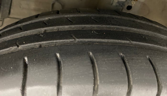 2012 Maruti Swift VXI D, Petrol, Manual, 85,659 km, Left Front Tyre Tread