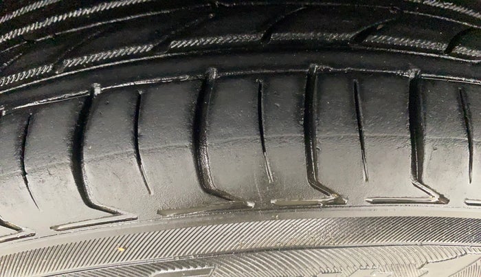 2015 Maruti Celerio ZXI, Petrol, Manual, 30,594 km, Right Rear Tyre Tread