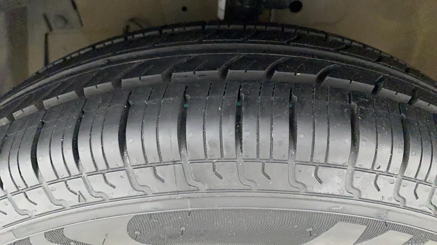 2014 Maruti Swift Dzire VXI, Petrol, Manual, 39,348 km, Left Front Tyre Tread