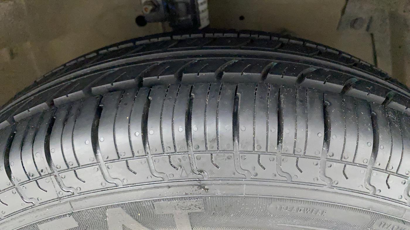 2014 Maruti Swift Dzire VXI, Petrol, Manual, 39,348 km, Right Front Tyre Tread