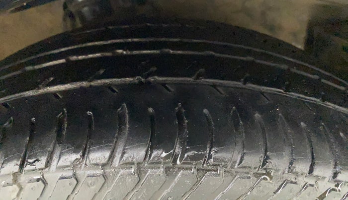 2010 Maruti Ritz ZXI, Petrol, Manual, 66,194 km, Right Front Tyre Tread