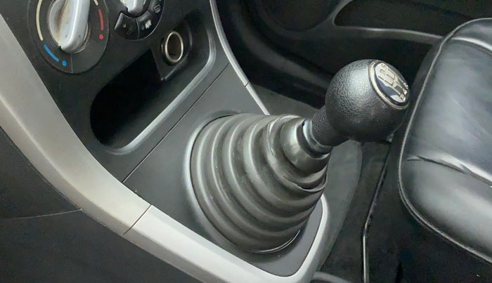 2010 Maruti Ritz ZXI, Petrol, Manual, 66,194 km, Gear lever - Boot cover slightly torn