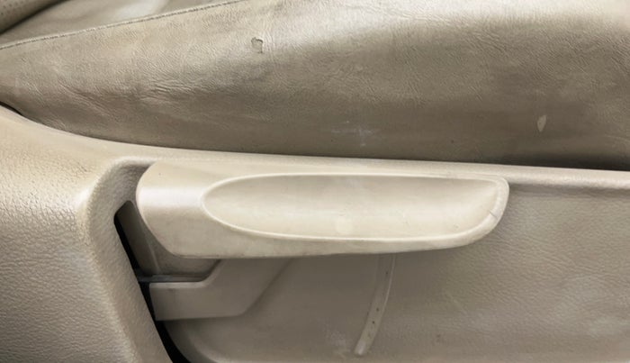 2017 Volkswagen Ameo COMFORTLINE 1.2L, Petrol, Manual, 87,143 km, Driver Side Adjustment Panel