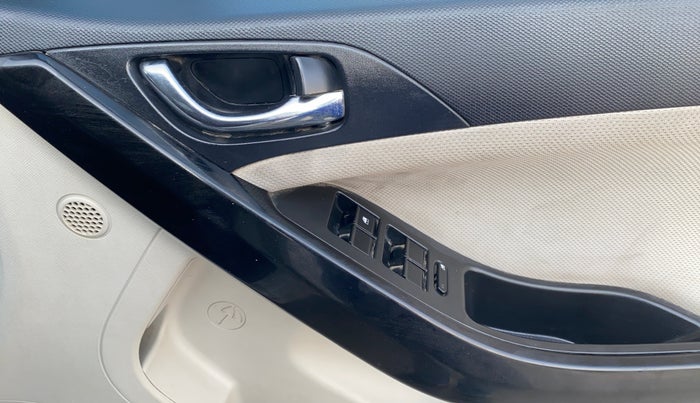 2020 Tata NEXON XZ PLUS (O) PETROL, Petrol, Manual, 46,430 km, Driver Side Door Panels Control