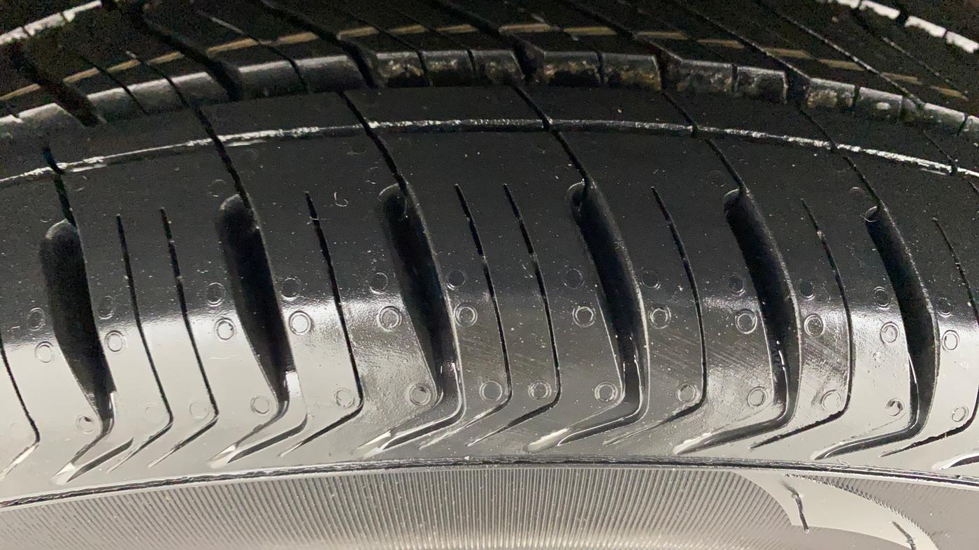 2015 Maruti Ciaz ZXI+, Petrol, Manual, 1,18,993 km, Left Front Tyre Tread