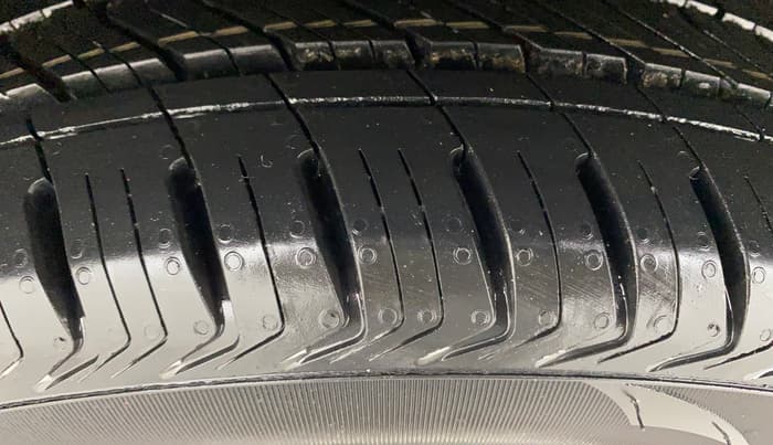 2015 Maruti Ciaz ZXI+, Petrol, Manual, 1,18,993 km, Left Front Tyre Tread