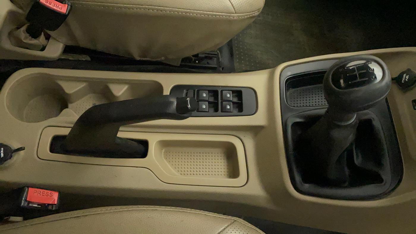 2017 Mahindra TUV300 T6 PLUS, Diesel, Manual, 56,865 km, Gear Lever