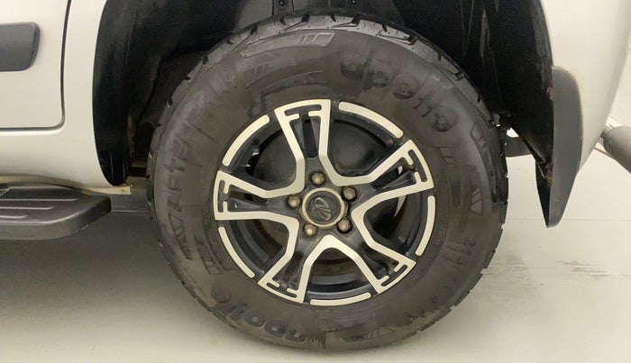 2017 Mahindra TUV300 T6 PLUS, Diesel, Manual, 56,865 km, Left Rear Wheel