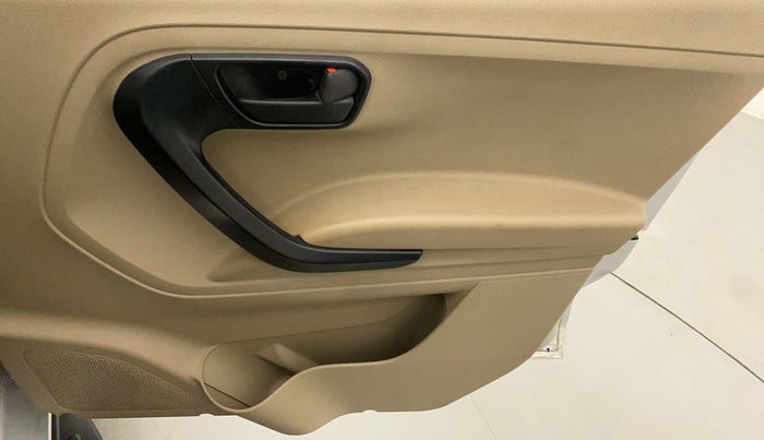 2017 Mahindra TUV300 T6 PLUS, Diesel, Manual, 56,865 km, Driver Side Door Panels Control