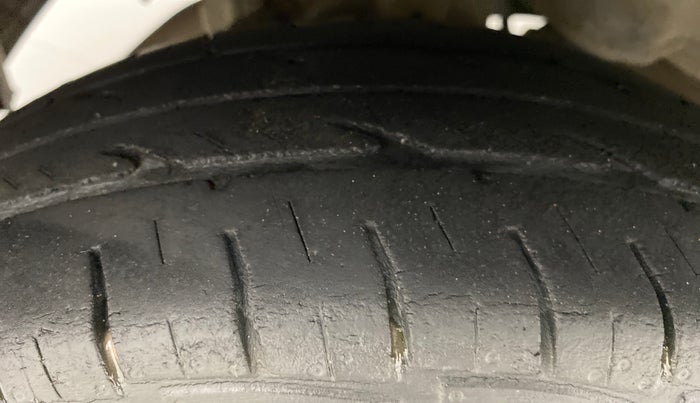 2014 Hyundai Eon D LITE PLUS, Petrol, Manual, 52,656 km, Right Rear Tyre Tread