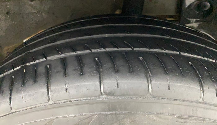 2015 Renault Duster 85 PS RXL DIESEL, Diesel, Manual, 1,04,841 km, Left Rear Tyre Tread