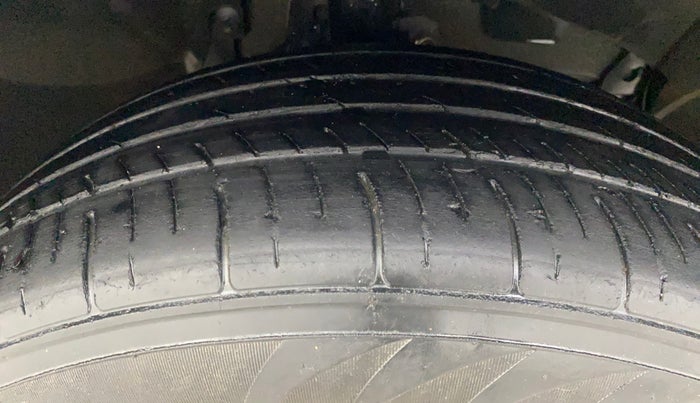 2015 Renault Duster 85 PS RXL DIESEL, Diesel, Manual, 1,04,841 km, Right Front Tyre Tread