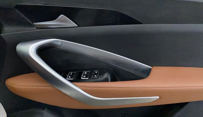 2020 MG HECTOR PLUS SHARP 1.5 PETROL TURBO DCT 6-STR, Petrol, Automatic, 38,946 km, Driver Side Door Panels Control