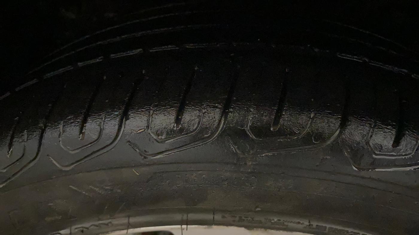 2019 Mahindra XUV300 W8 1.2 PETROL, Petrol, Manual, 73,323 km, Left Front Tyre Tread