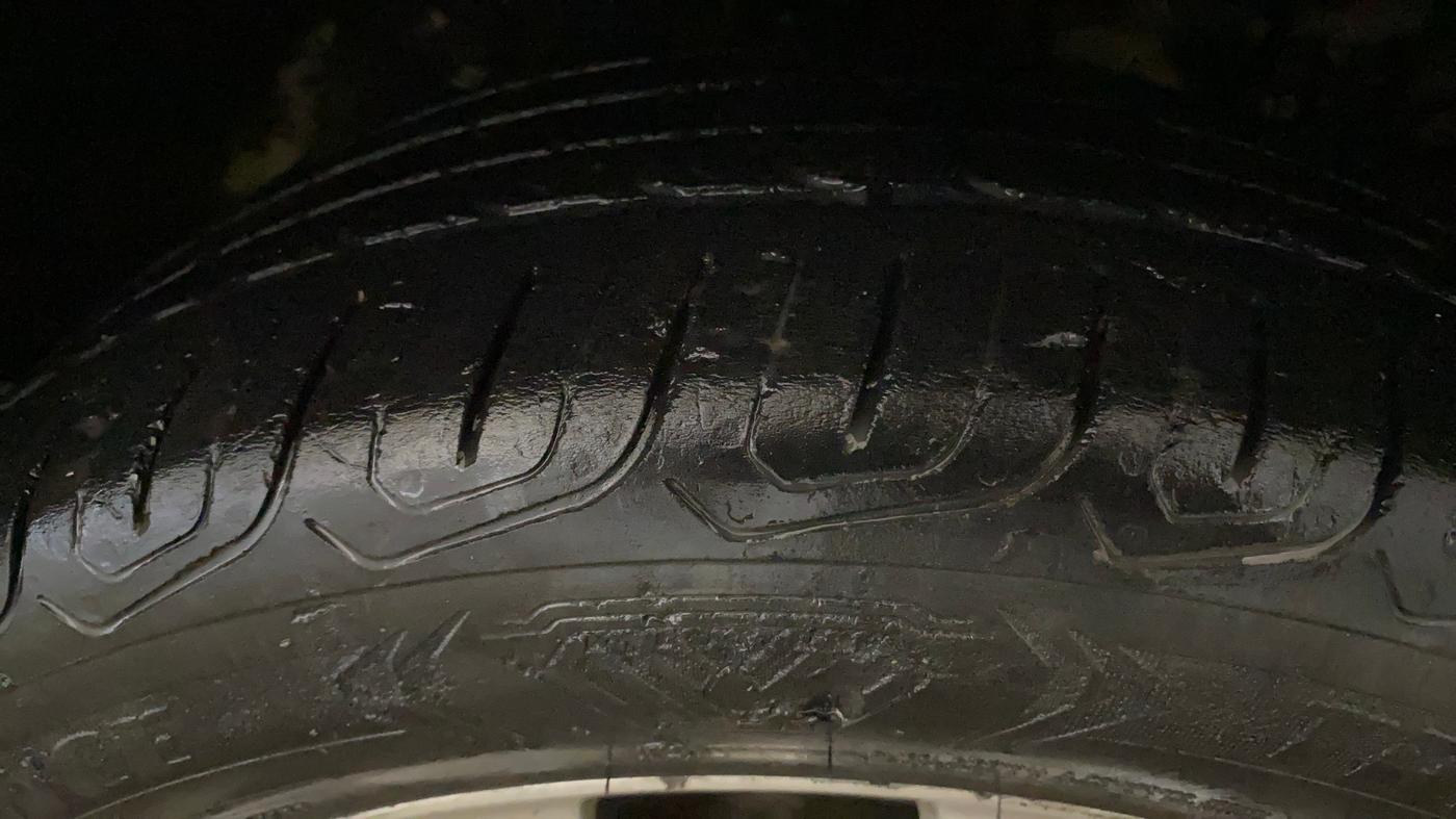 2019 Mahindra XUV300 W8 1.2 PETROL, Petrol, Manual, 73,323 km, Right Front Tyre Tread