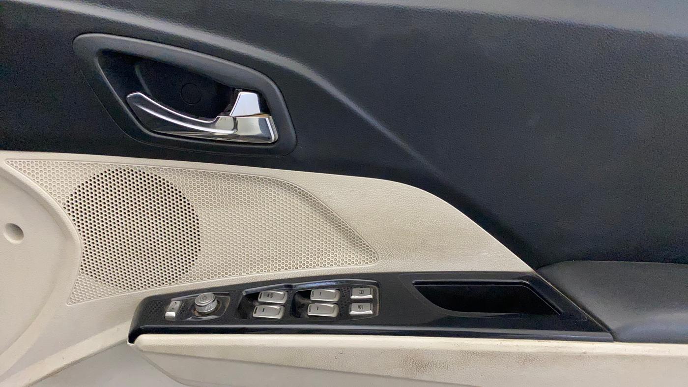 2019 Mahindra XUV300 W8 1.2 PETROL, Petrol, Manual, 73,323 km, Driver Side Door Panels Control