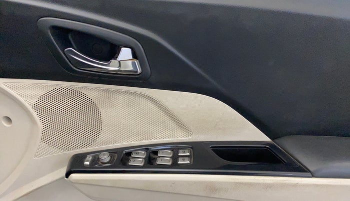 2019 Mahindra XUV300 W8 1.2 PETROL, Petrol, Manual, 73,413 km, Driver Side Door Panels Control
