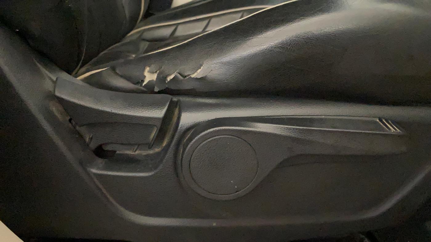 2019 Mahindra XUV300 W8 1.2 PETROL, Petrol, Manual, 73,323 km, Driver Side Adjustment Panel