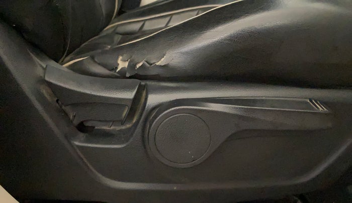 2019 Mahindra XUV300 W8 1.2 PETROL, Petrol, Manual, 73,413 km, Driver Side Adjustment Panel