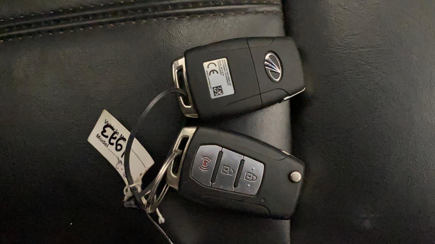 2019 Mahindra XUV300 W8 1.2 PETROL, Petrol, Manual, 73,323 km, Key Close Up