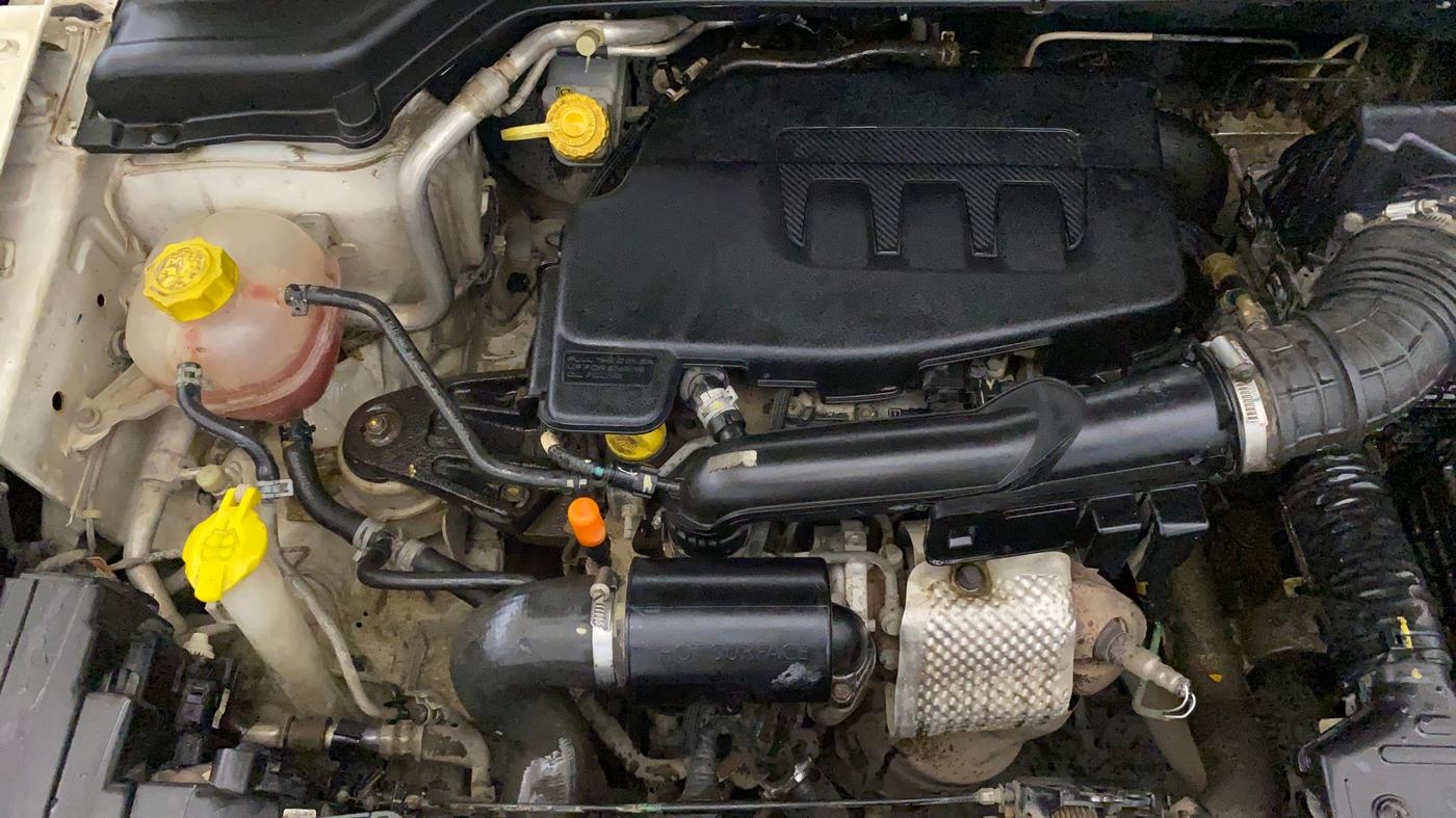 2019 Mahindra XUV300 W8 1.2 PETROL, Petrol, Manual, 73,323 km, Engine View - Right