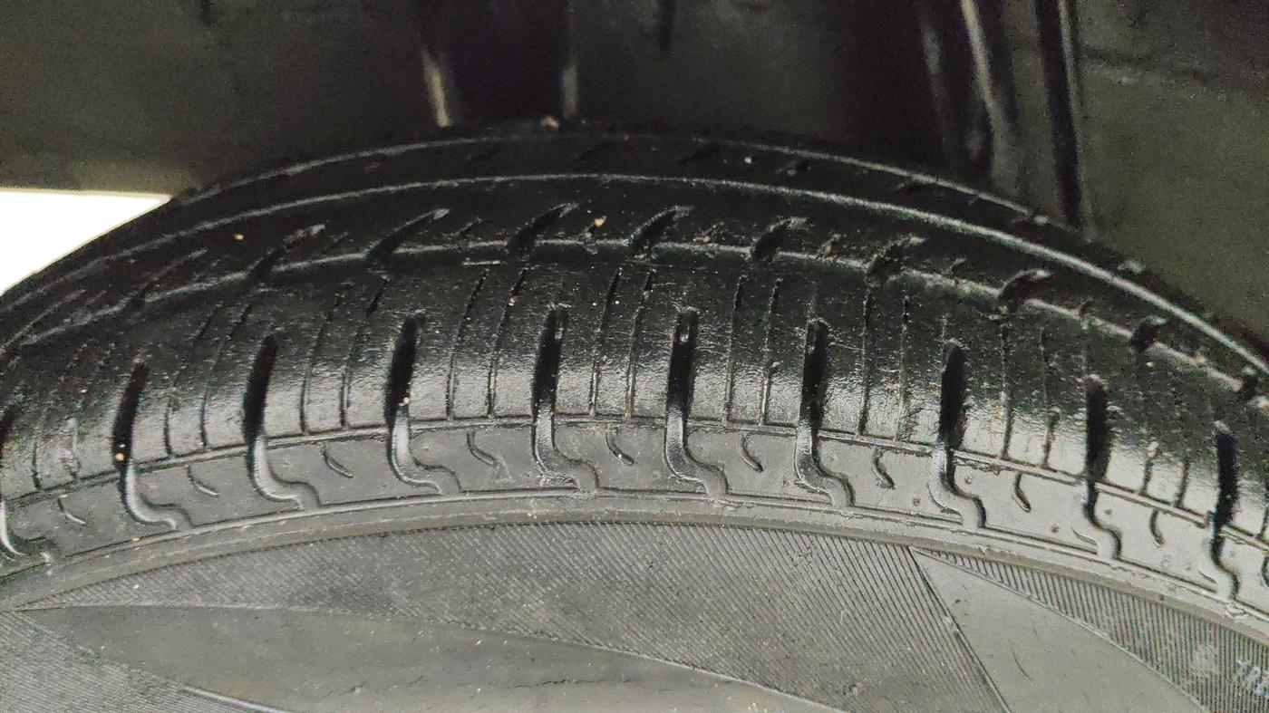 2016 Renault Kwid RXT 1.0 AMT, Petrol, Automatic, 39,169 km, Right Rear Tyre Tread