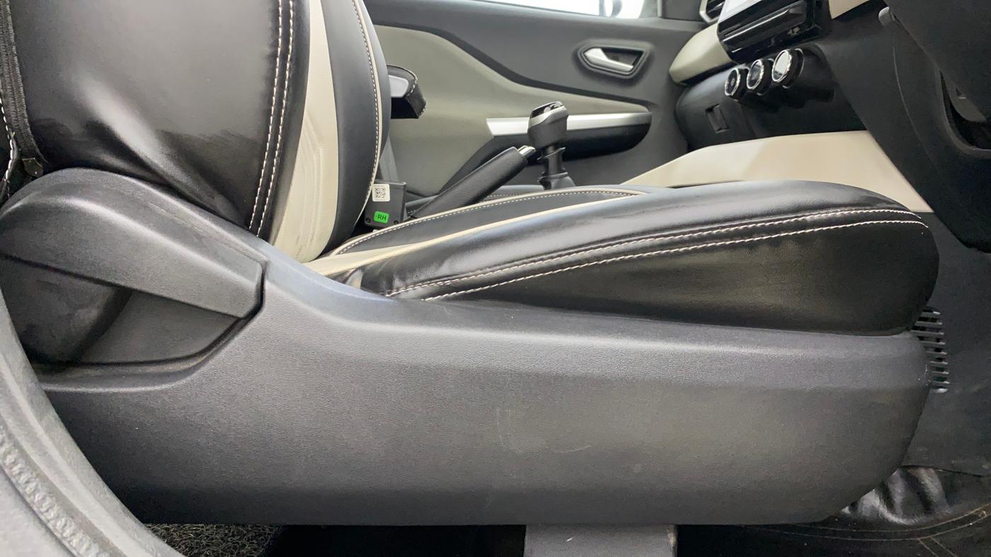 2023 Nissan MAGNITE Magnite Geza Edition, Petrol, Manual, 34,704 km, Driver Side Adjustment Panel