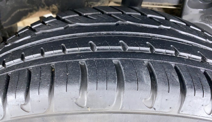 2014 Renault Duster RXL PETROL 104, Petrol, Manual, 52,771 km, Left Rear Tyre Tread