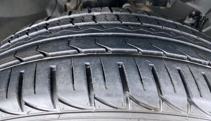 2014 Renault Duster RXL PETROL 104, Petrol, Manual, 52,771 km, Right Front Tyre Tread