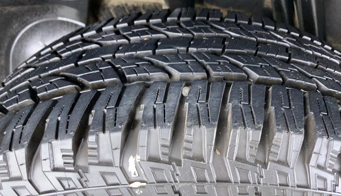 2014 Renault Duster RXL PETROL 104, Petrol, Manual, 52,771 km, Right Rear Tyre Tread