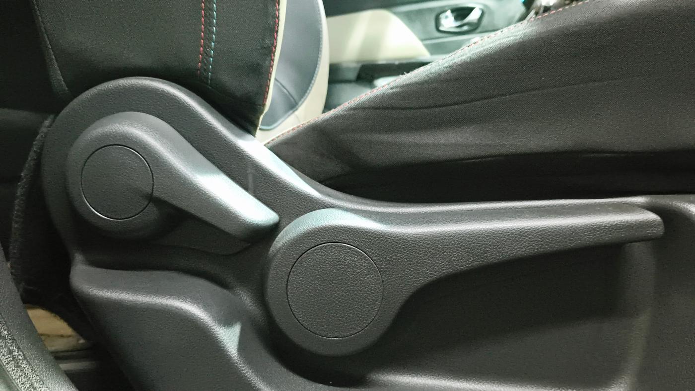 2017 Renault Captur RXT DIESEL, Diesel, Manual, 1,27,290 km, Driver Side Adjustment Panel