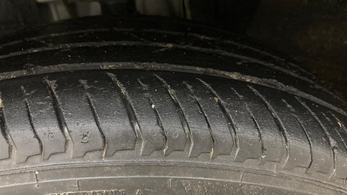 2023 Nissan MAGNITE XV MT, Petrol, Manual, 26,895 km, Left Front Tyre Tread