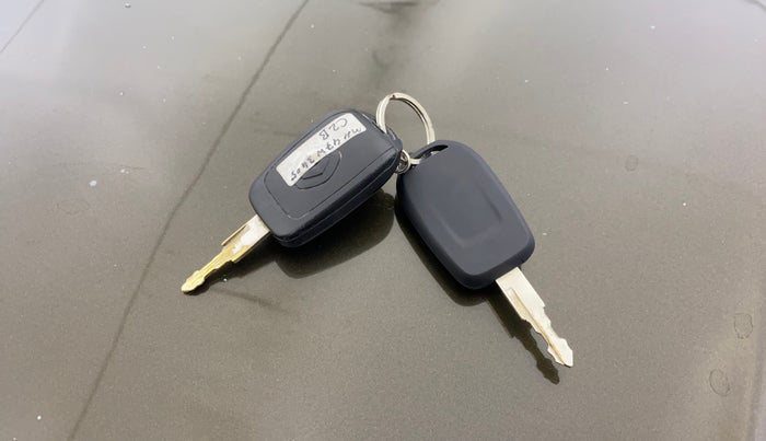 2017 Renault Kwid RXT 1.0 AMT (O), Petrol, Automatic, 13,156 km, Key Close Up