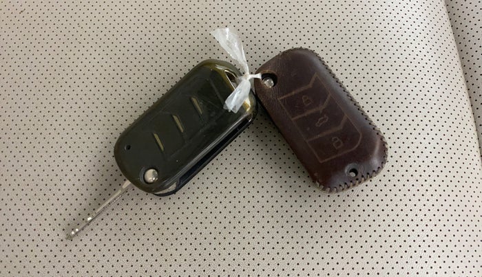 2021 Mahindra XUV700 AX 7 LUXURY D AT 7 STR, Diesel, Automatic, 1,00,162 km, Key Close Up