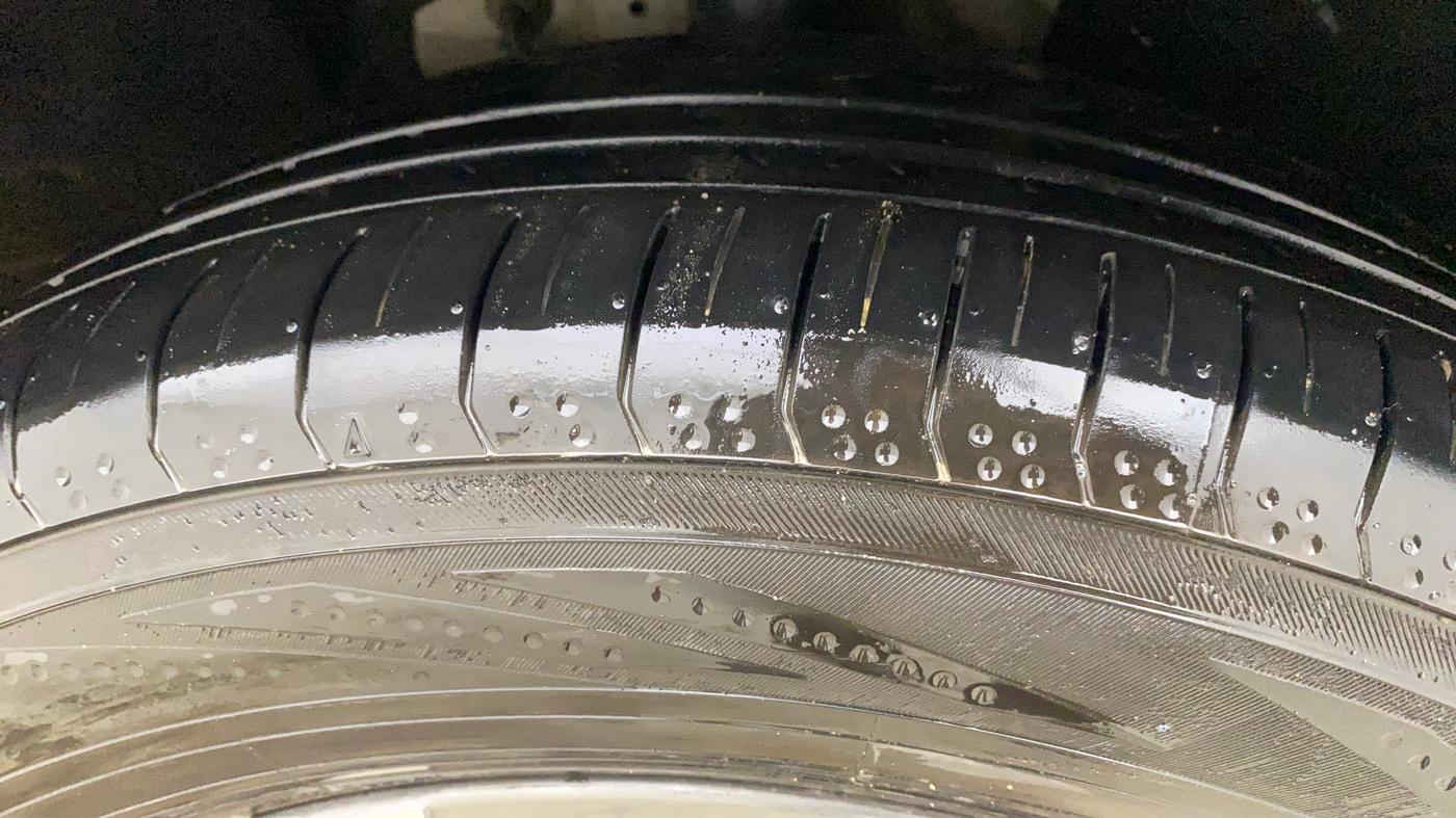 2021 Mahindra XUV700 AX 7 LUXURY D AT 7 STR, Diesel, Automatic, 99,868 km, Right Front Tyre Tread