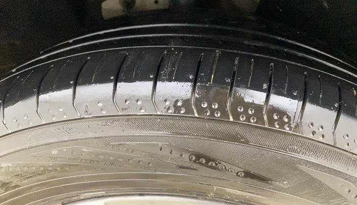 2021 Mahindra XUV700 AX 7 LUXURY D AT 7 STR, Diesel, Automatic, 1,00,162 km, Right Front Tyre Tread