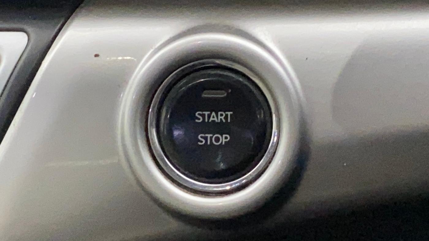 2021 Mahindra XUV700 AX 7 LUXURY D AT 7 STR, Diesel, Automatic, 99,868 km, Keyless Start/ Stop Button