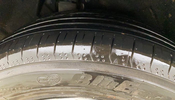 2021 Mahindra XUV700 AX 7 LUXURY D AT 7 STR, Diesel, Automatic, 1,00,162 km, Right Rear Tyre Tread