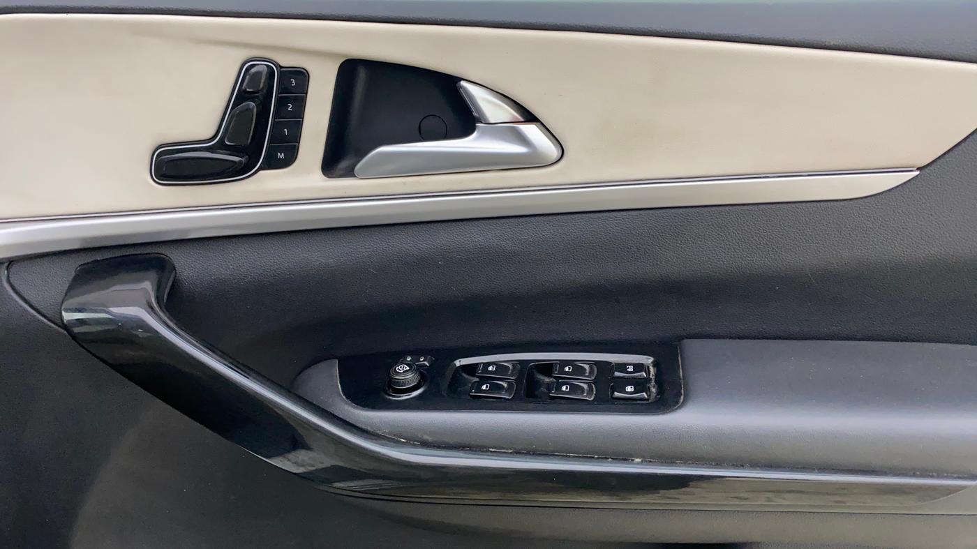 2021 Mahindra XUV700 AX 7 LUXURY D AT 7 STR, Diesel, Automatic, 99,868 km, Driver Side Door Panels Control