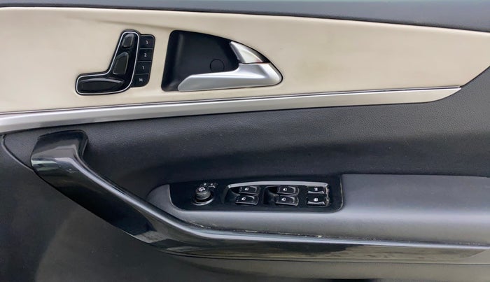 2021 Mahindra XUV700 AX 7 LUXURY D AT 7 STR, Diesel, Automatic, 1,00,162 km, Driver Side Door Panels Control