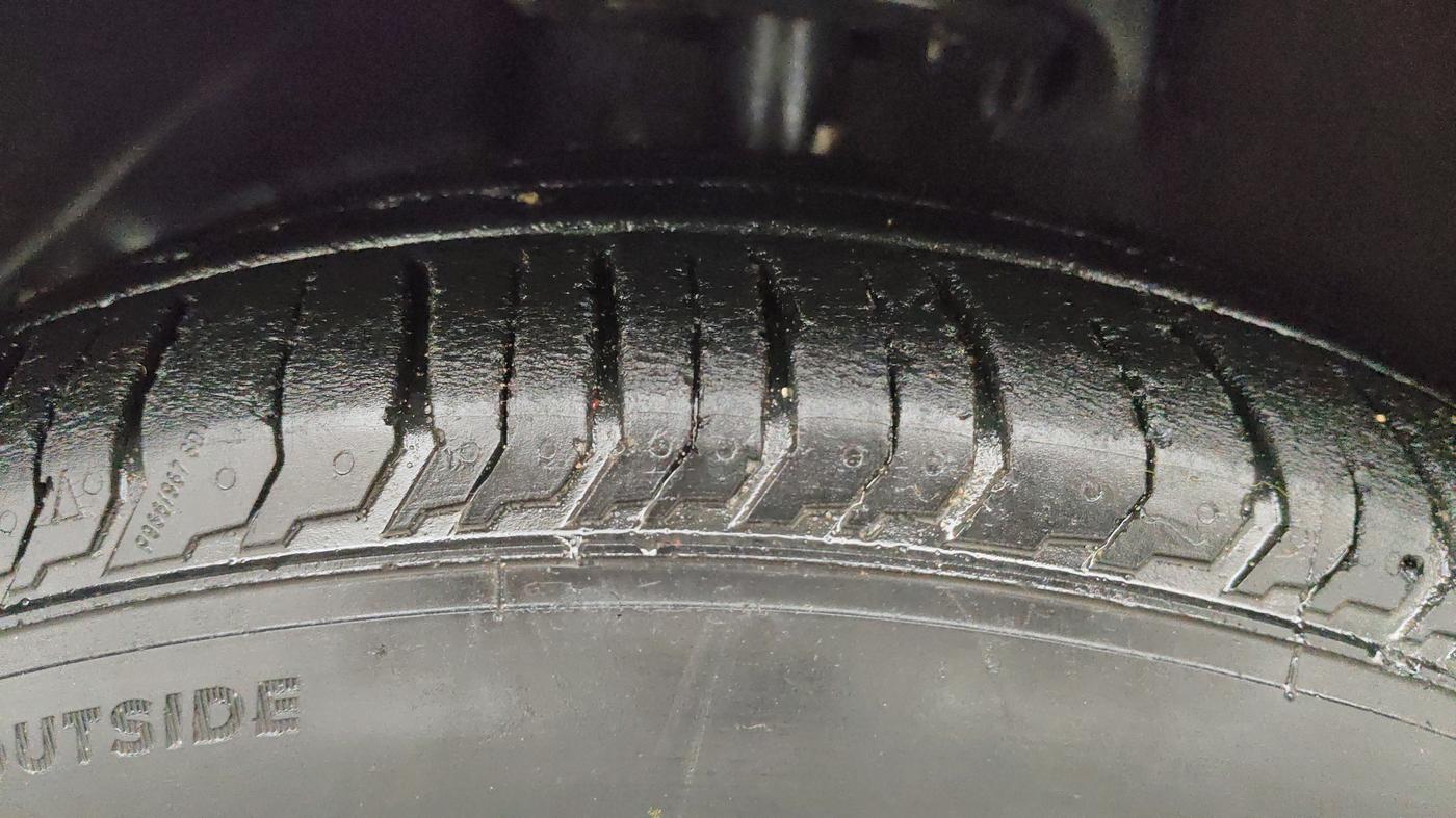 2017 Maruti Dzire ZDI PLUS AMT, Diesel, Automatic, 1,37,821 km, Left Front Tyre Tread