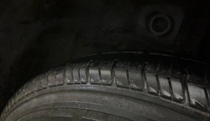 2017 Hyundai Elite i20 MAGNA EXECUTIVE 1.2, Petrol, Manual, 1,06,800 km, Left Rear Tyre Tread