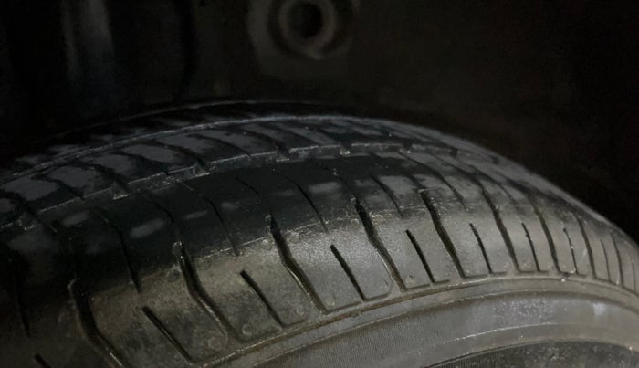 2017 Hyundai Elite i20 MAGNA EXECUTIVE 1.2, Petrol, Manual, 1,06,800 km, Right Rear Tyre Tread