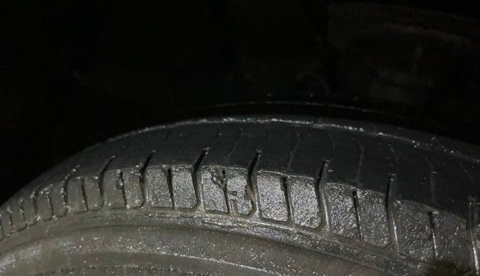 2017 Hyundai Elite i20 MAGNA EXECUTIVE 1.2, Petrol, Manual, 1,06,800 km, Right Front Tyre Tread