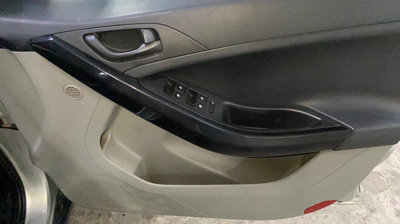 2018 Tata NEXON XT DIESEL, Diesel, Manual, 70,648 km, Driver Side Door Panels Control
