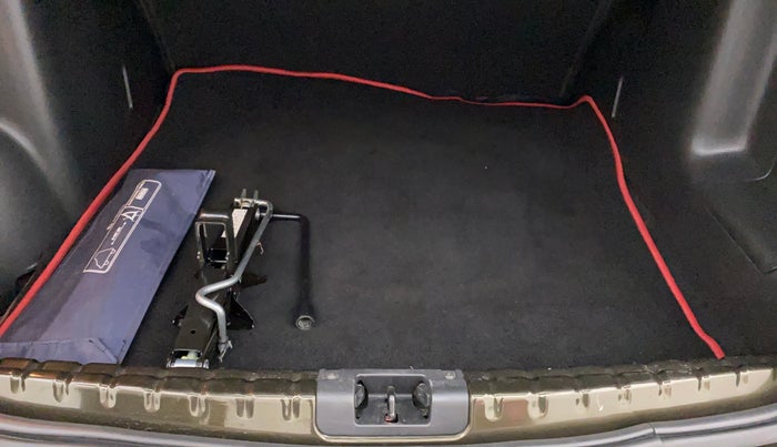 2018 Renault Duster RXS CVT, Petrol, Automatic, 17,139 km, Boot Inside